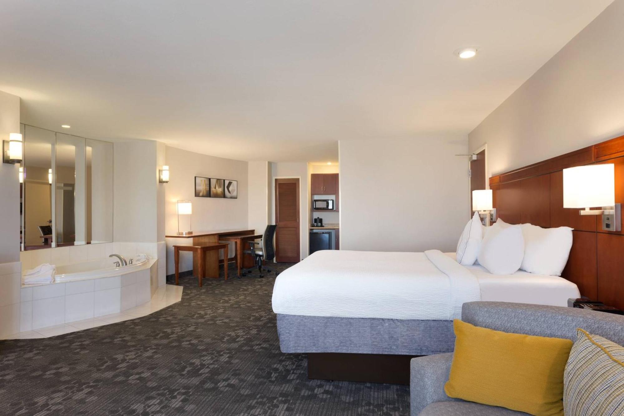 Courtyard By Marriott North/quail Springs Hotel 3*